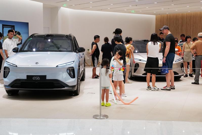 中國新能源汽車市場迎來「金九銀十」。圖為上海民眾齊聚賞車。（中新社資料照片）