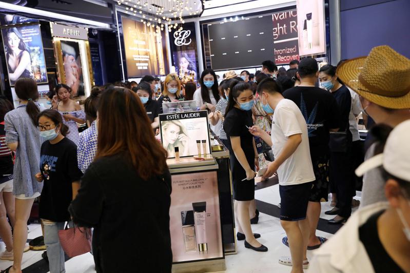 中國化妝品業蓬勃發展，但疫情期間頒布的規定使美、法、日、韓等外國製造商錯失許多機會。(路透)