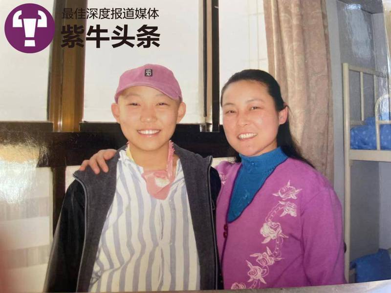 骨肉瘤手術後，王夢琳（左）和媽媽的合影。（取材自紫牛新聞）