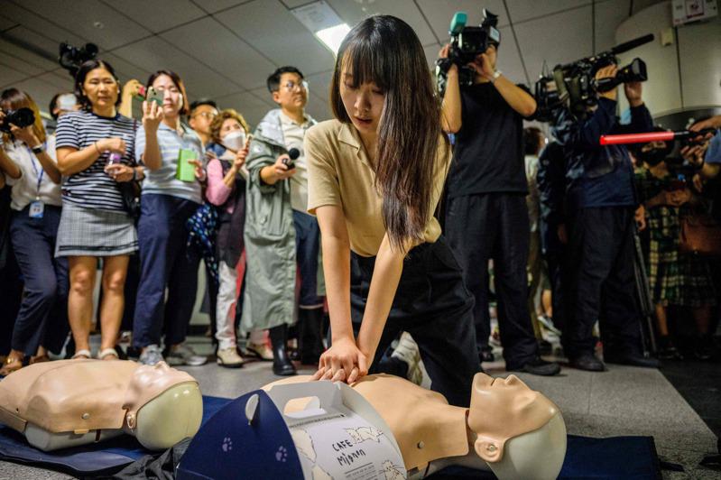 加拿大一項研究指出，路人替女性患者施以救命心肺復甦術(CPR)的可能性，低於男性患者。圖為南韓首爾一場防範北韓攻擊的演習，一名女子在練習施作CPR。(Getty Images)