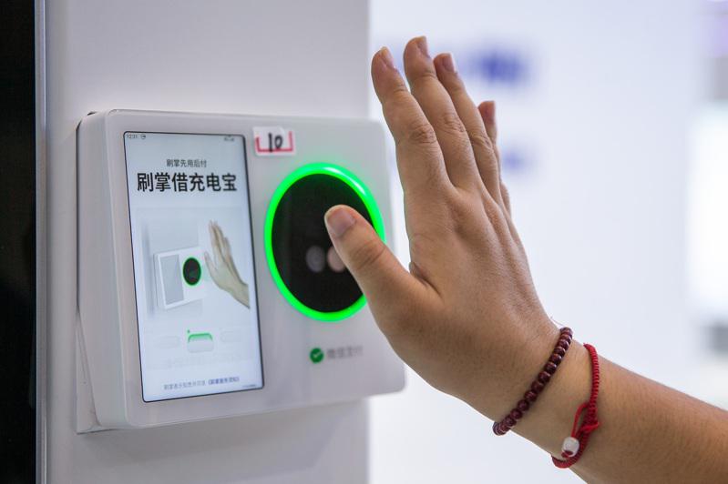 「刷掌」支付方式8月開始在廣州多家便利店試點。(新華社)