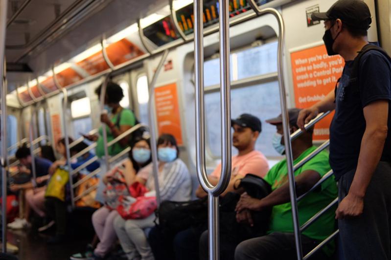 數據顯示，紐約地鐵的日客流量兩次突破400萬人次，但距離疫情前的水平還相差較遠。(記者許君達／攝影)
