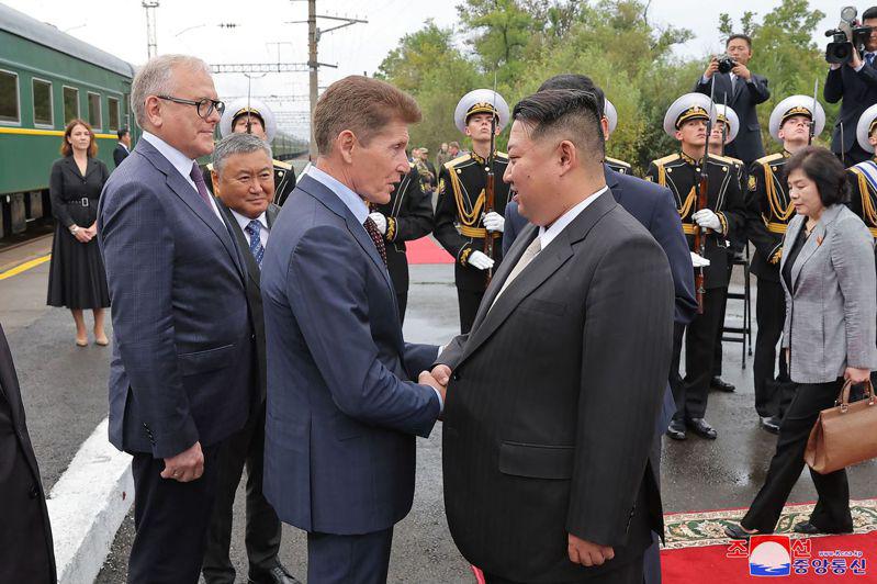 北韓領導人金正恩17日結束訪俄行，臨行前獲贈防彈背心和無人機。金正恩（右）與濱海邊疆區行政首長柯佐米亞科（左）握手道別。(Getty Images)