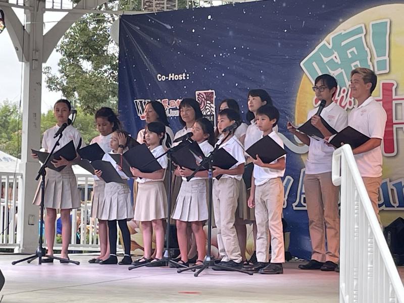 洛杉磯西區中文兒童合唱團演唱經典歌曲。（記者邵敏╱攝影）