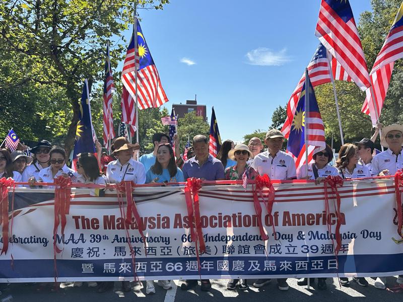為慶祝馬來西亞建國獨立66周年以及「馬來西亞旅美聯誼會」(MAA)創會39周年，馬來西亞旅美聯誼會於17日在法拉盛舉辦遊行，近兩三百人參加。(記者高雲兒╱攝影)