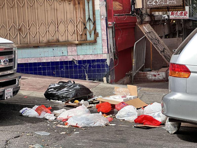 金山華埠亂扔垃圾現象屢禁不止。突然出現在街角的垃圾卻也成為「華埠風景」的一部分。...