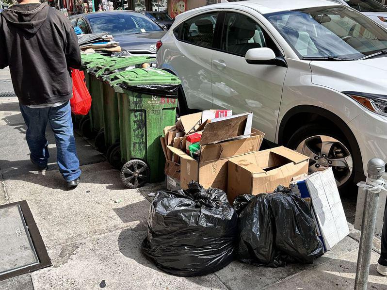 金山華埠亂扔垃圾現象屢禁不止。突然出現在街角的垃圾卻也成為「華埠風景」的一部分。（記者王子涵╱攝影）