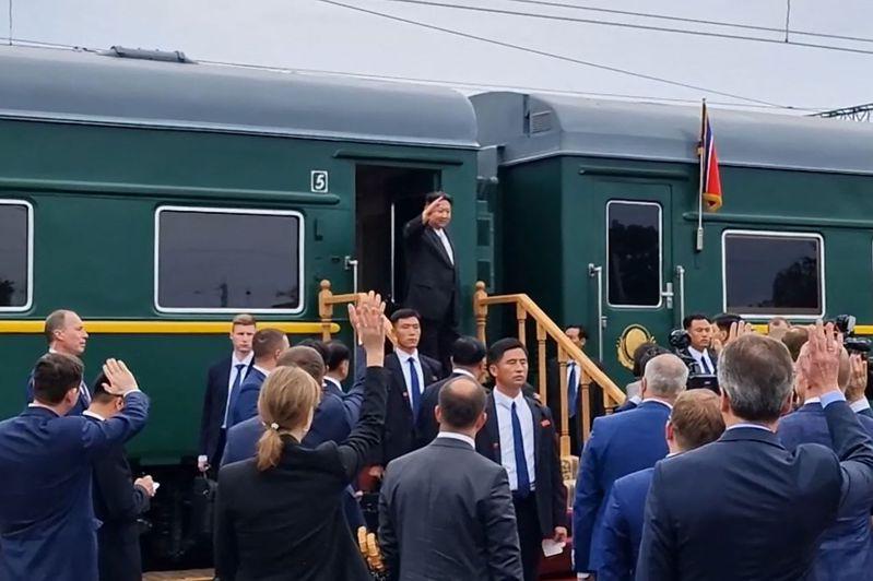 北韓領導人金正恩（站列車上者）17日結束對俄羅斯的訪問，搭乘裝甲列車離開俄國阿爾喬姆車站。（Getty Images）