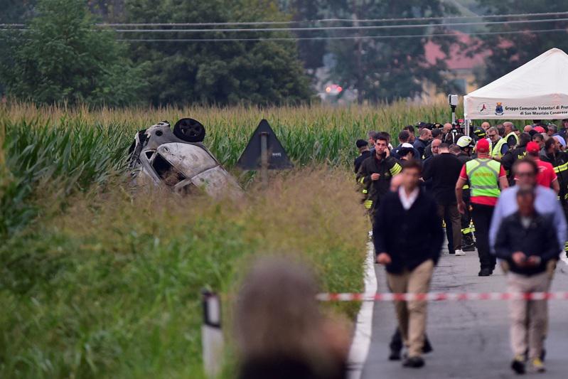 義大利杜林17日進行空軍百年紀念活動，不料一架戰鬥機進行空中分列式表演時墜毀，造成地面車內一名5歲女童喪命。（路透）