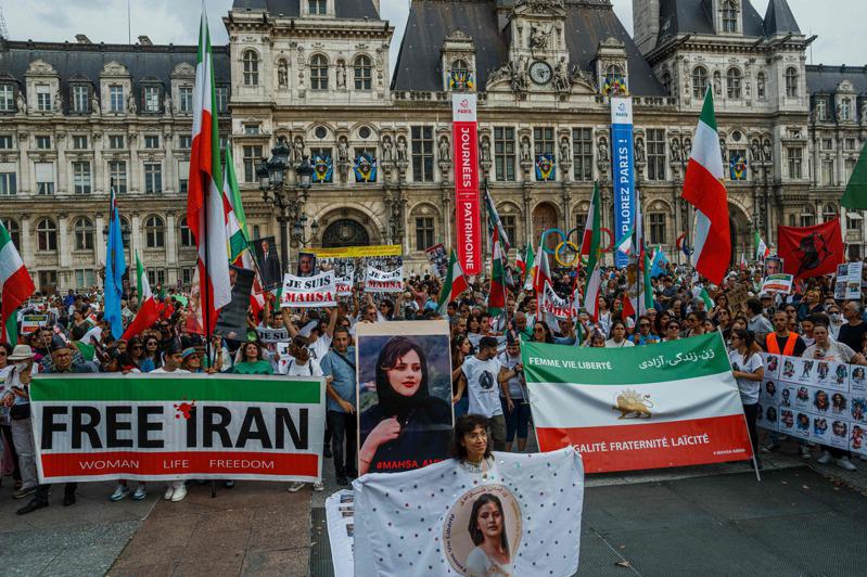悼念引發頭巾示威的庫德族女子艾米尼逝世一周年，法國巴黎16日有民眾在市政廳外示威抗議伊朗政府。（Getty Images）