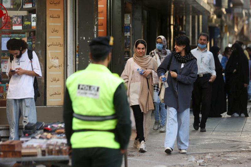 伊朗女子不正確佩戴頭巾有可能被道德警察告誡或拘捕。圖為出現在伊朗德黑蘭的大街上的...
