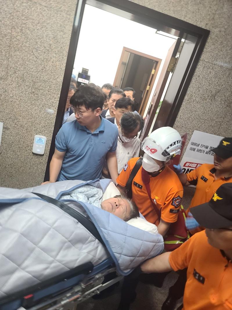 絕食19天的南韓最大在野黨共同民主黨領袖李在明18日昏迷送醫。（歐新社）