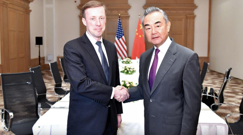 9月16日至17日，中共中央外辦主任王毅（右）與美國白宮國家安全顧問蘇利文在馬爾他舉行新一輪戰略溝通。（新華社）