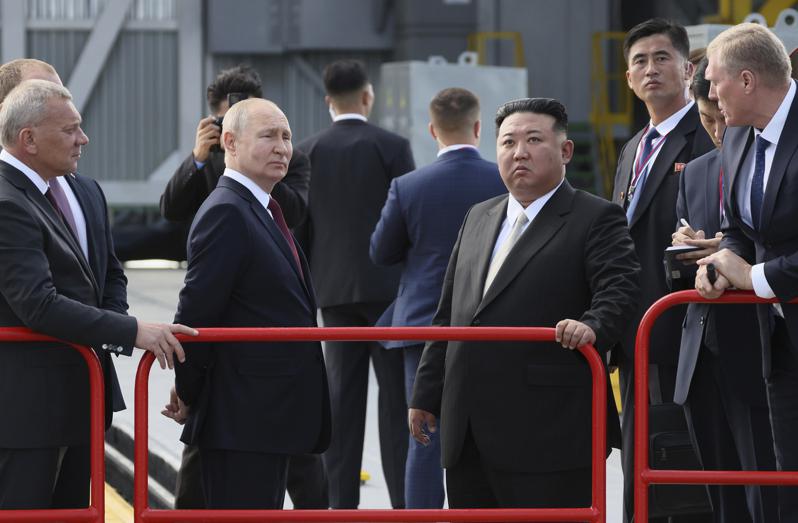 俄國總統普亭(中左)與北韓領導人金正恩(中右)。(美聯社)