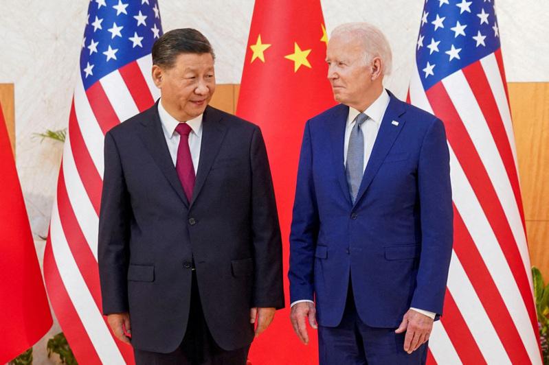拜登總統(右)與中國國家主席習近平去年11月在峇里島舉行的G20會議見面。(路透)