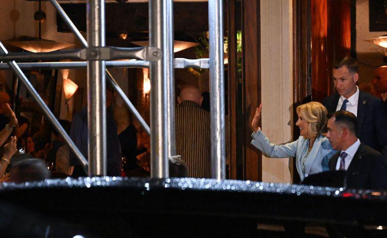 第一夫人吉兒（藍衣者）步出餐廳時向民眾揮手。（Getty Images）