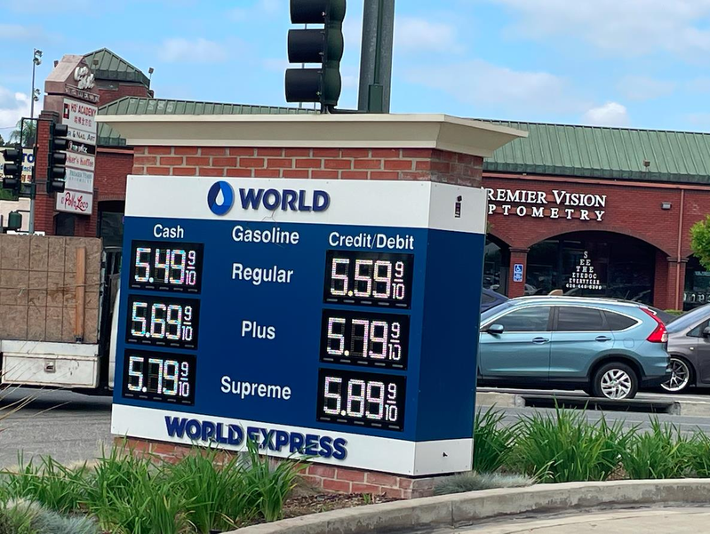 亞凱迪亞市World加油站，18日普通汽油信用卡支付價格是5.59元。（記者邵敏...