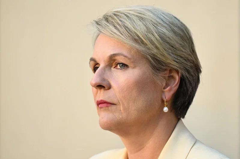 澳洲環保人士今天控告環境部長皮伯塞克，指控她無視煤礦開採帶來的氣候風險，及未善盡保護大堡礁等自然瑰寶之責，拒絕根據「大量氣候風險專家和科學證據」採取行動。（歐新社）