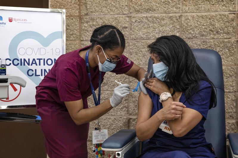 由於新澤西州新冠肺炎感染病例持續增加，五月岬郡海岬地區醫療中心恢復強制佩戴口罩令。同時新州衛生當局鼓勵所有已接種疫苗超過6個月或以上者，都應接種最新疫苗。(美聯社)