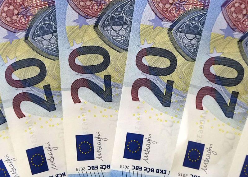 歐元兌美元升值0.2%，報1.0683美元。路透報導，歐洲央行決策者正在考慮提高準備金率，以因應流動性過剩問題。（路透）