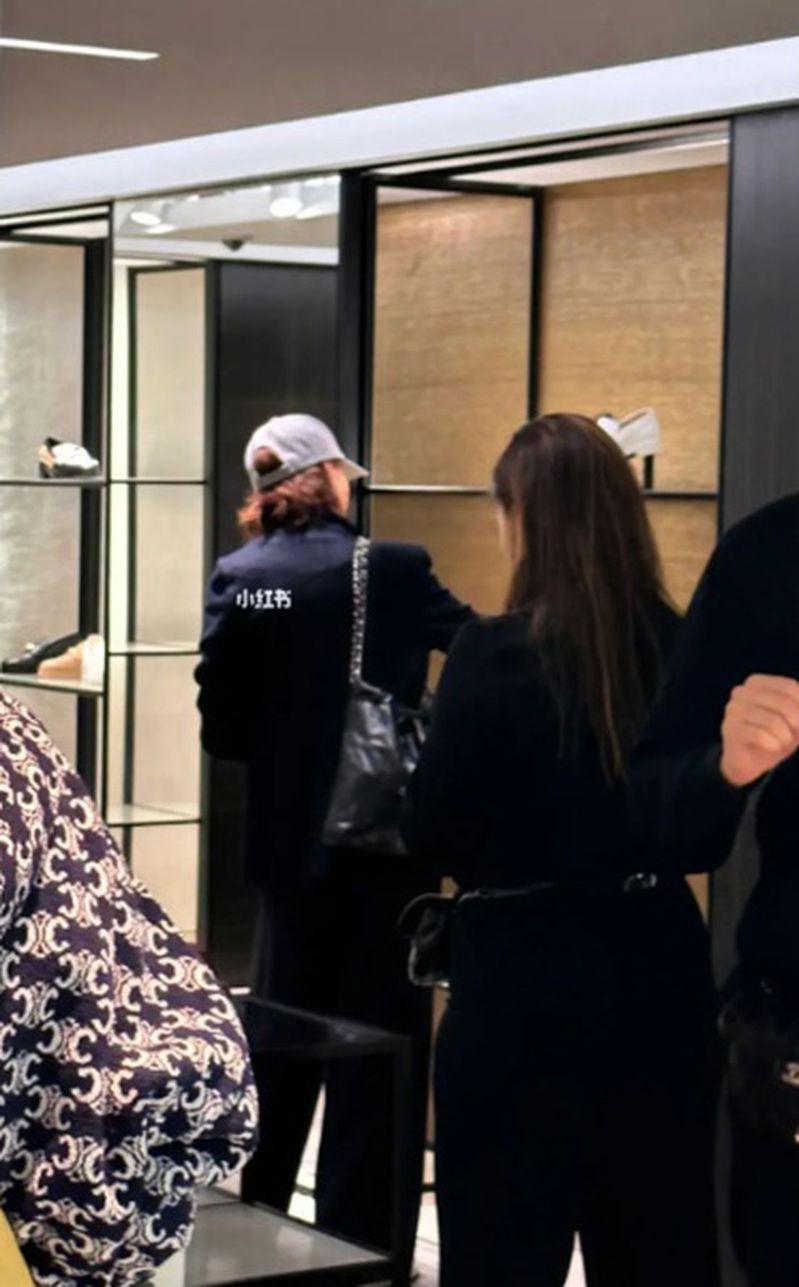 張曼玉(左)被網友捕獲在巴黎名品店逛街。（取材自小紅書）
