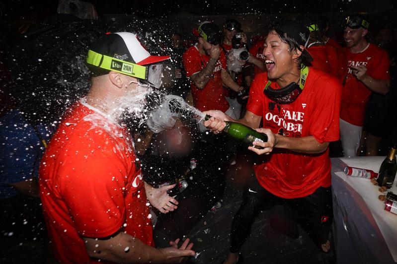 大聯盟金鶯隊取得美聯東區冠軍後，日籍投手藤浪晉太郎賽後與隊友一起噴香檳慶祝。（美...