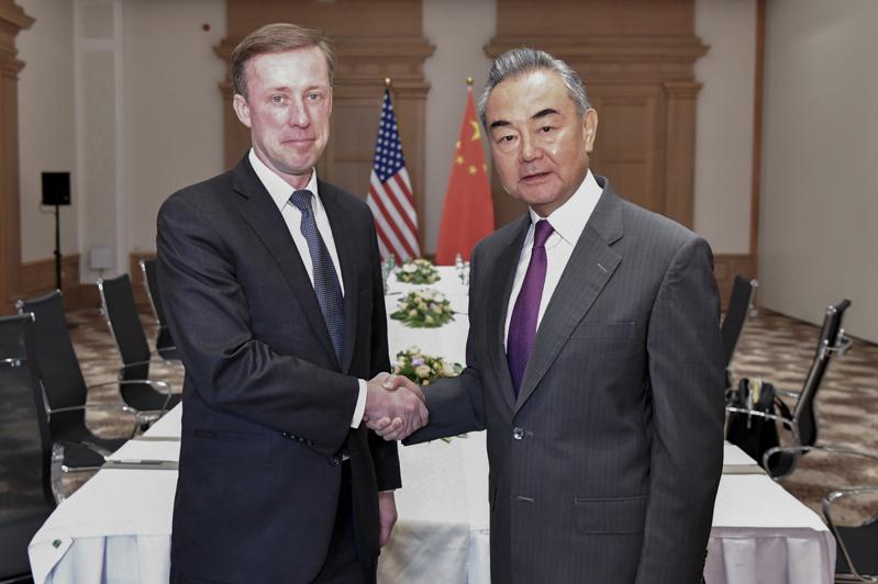 白宮國安顧問蘇利文（左）與中國外長王毅在馬爾他晤談了12小時，中方官媒稱台灣問題談的最久。（美聯社）