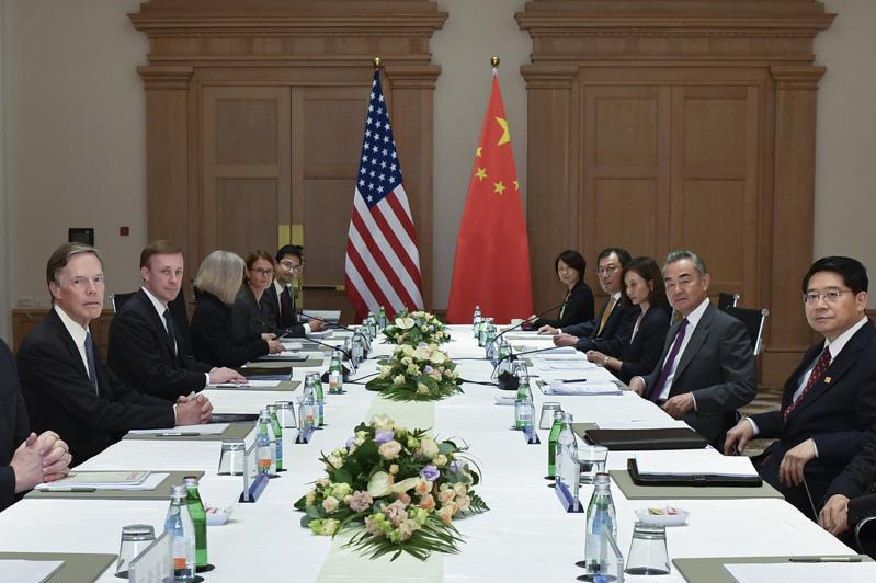 白宮國安顧問蘇利文（左二）與中國外長王毅(右二)在馬爾他晤談了12小時，中方官媒...