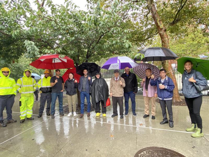 市公園局專家在華埠孔子大廈外冒雨考察計畫植樹地點。(記者許君達／攝影)