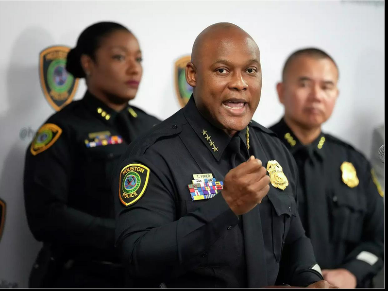 休士頓市警局宣布修改警方進行汽車追捕的政策。圖中為市警局局長費納。（取自Getty）