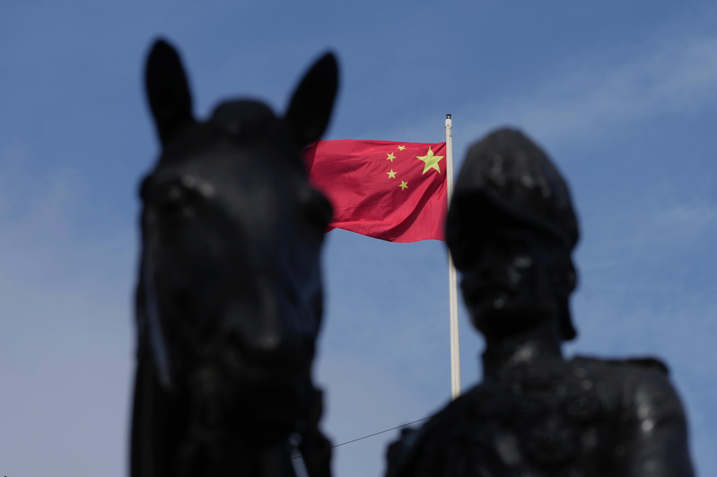 共諜風波導致英國對中國的疑慮進一步加深，圖為北京駐點倫敦大使館升起的五星旗。（美聯社）