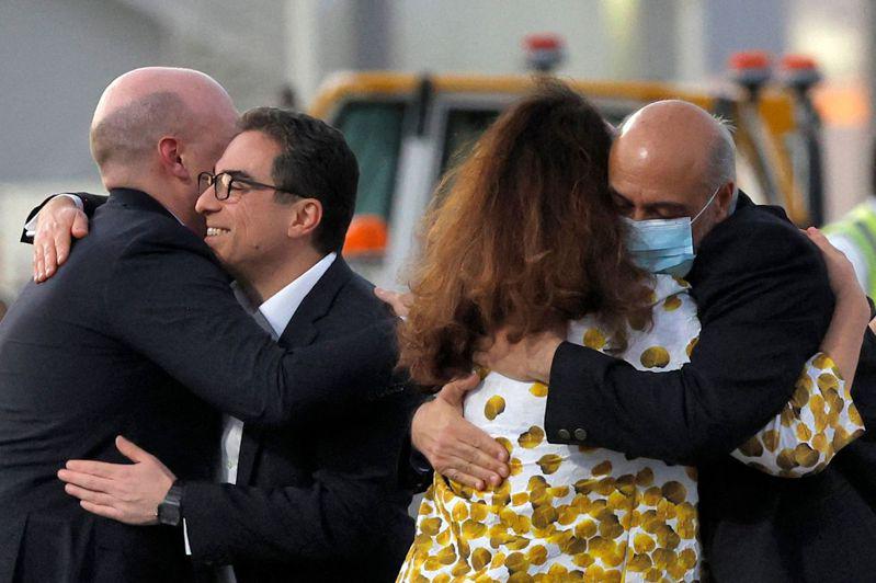 獲釋的美國公民納馬齊(左二)與塔巴茲(右)，在機場與親友擁抱，慶幸歸來。(Get...