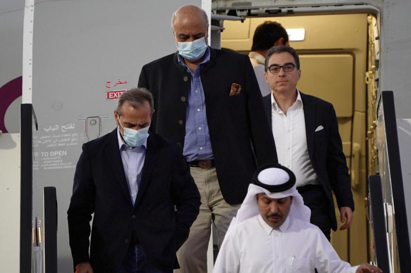 五名美國公民18日獲得釋放，自伊朗搭機抵達卡達的杜哈機場，步下航機，其中兩人不願身分曝光。圖為戴著口罩下機的59歲沙爾吉(左)、67歲塔巴茲，與未戴口罩的51歲的納馬齊。(美聯社)