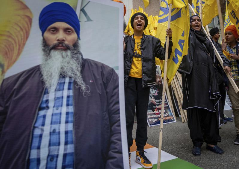 印度駁斥加拿大指控，否認刺殺錫克教領袖，稱加國的指控「荒謬且居心叵測」。尼賈爾之死引發錫克教分離主義者群情激憤，教眾聚集印度駐加拿大領事館外抗議。（美聯社）