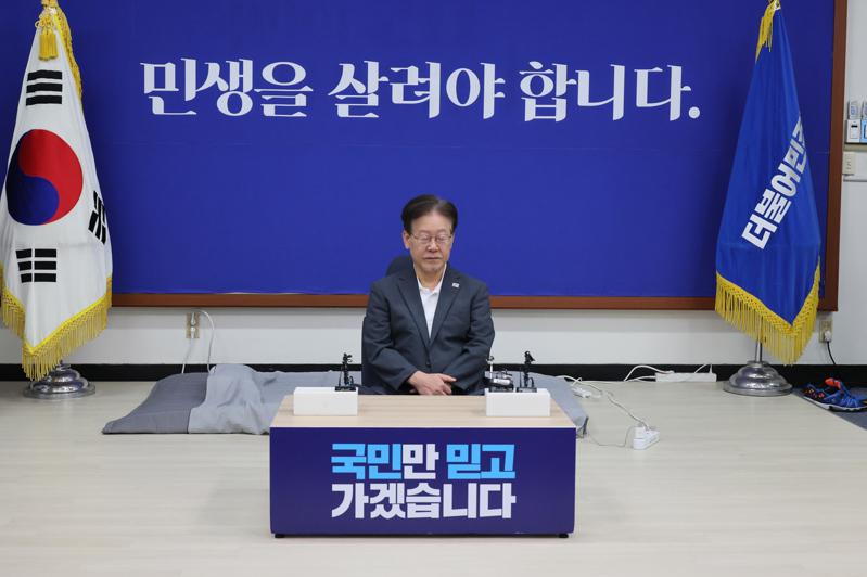 南韓最大在野黨共同民主黨領袖李在明8月31日起絕食，抗議政府多項施政不當。（歐新...