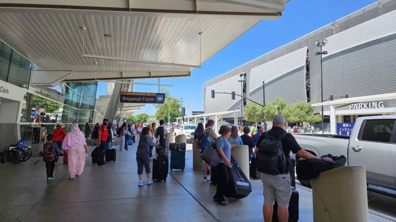 暑假旅遊旺季後，聖荷西國際機場仍人來人往，有不少人潮。（記者孫愛薇／攝影）