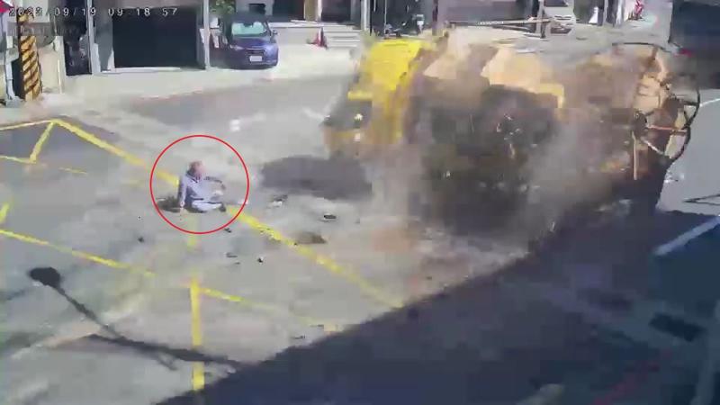 葉男(紅圈處)在車輛翻滾過程中被拋出車外。（圖：大新店有線電視提供）
