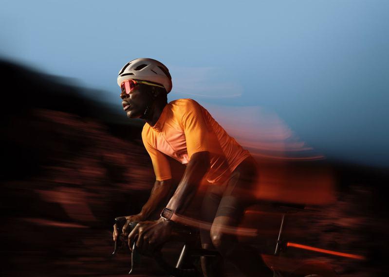自行車騎士可使用藍牙連接功率計、速度感測器和踏頻感測器。（圖：蘋果提供）