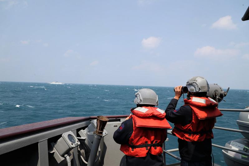 中國解放軍軍機又再破紀錄單日出海活動103架次，圖為台灣的海軍監控中方的演習。（...