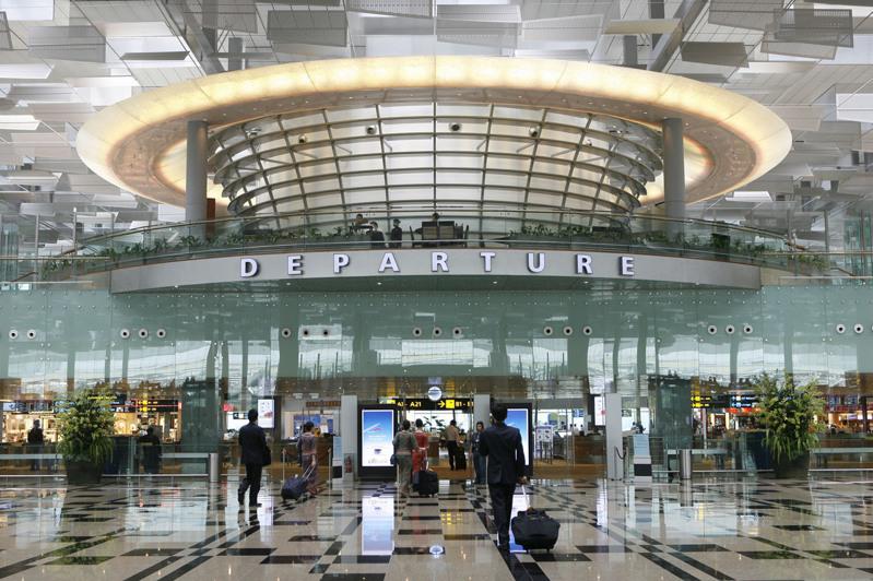 一些旅客從2024年開始，將能夠在無需使用護照的情況下從新加坡樟宜機場離境，原因是星國的入出境與移民法規允許從頭到尾生物特徵辨識（Biometrics）通關。（美聯社）