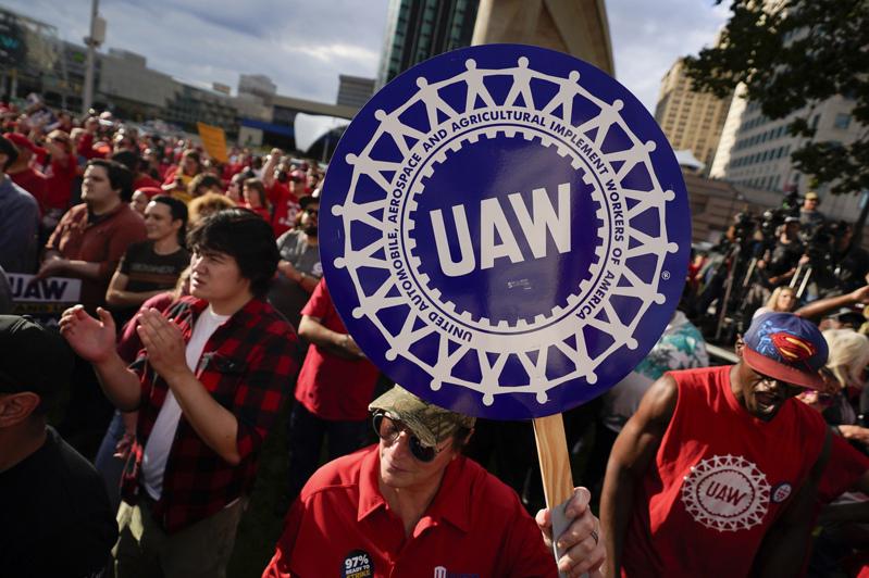 UAW已在15日起針對通用、福特及Stellantis旗下各一座組裝廠發動罷工，近1.3萬名勞工參與。（美聯社）