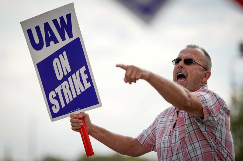 UAW目前的罷工行動都還沒重創經濟，但若僵局拖上好幾個月，可能帶來毀滅影響。（路...