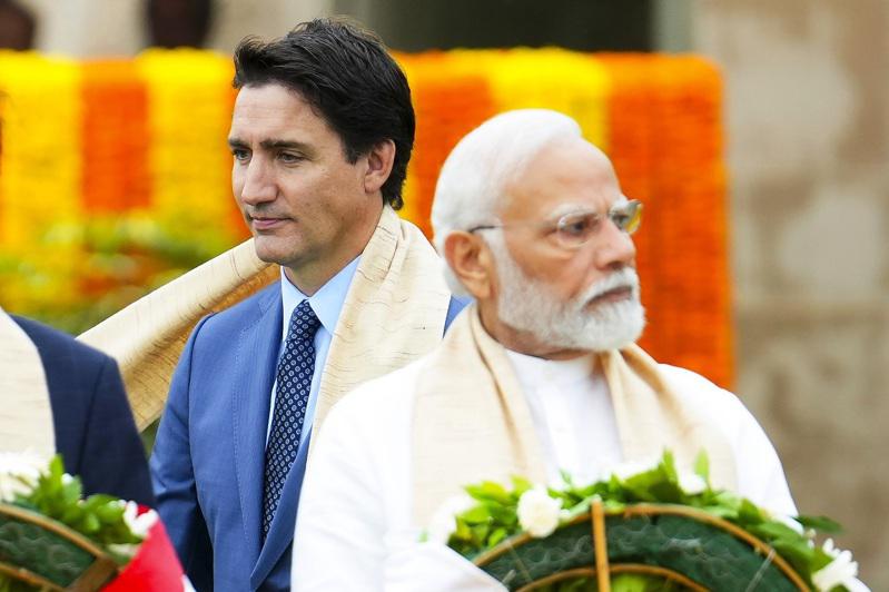 加拿大總理杜魯多（左）10日在新德里G20峰會上，與主辦國印度總理莫迪（右）擦身而過。(美聯社)