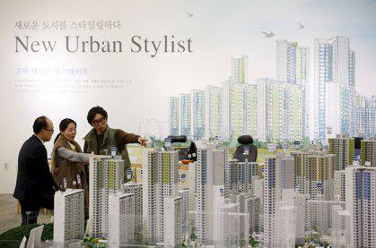 南韓首爾一處住宅公寓建案銷售中心的檔案照片。  （路透）