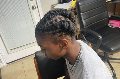 德州一名17歲黑人高中生喬治，因為留著辮子頭而遭學校停學，他的家長提出聯邦民權訴訟，控告州長及州檢察長，指他們沒有執行禁止髮型歧視的法律。(美聯社)