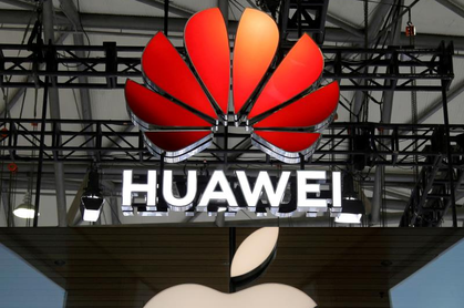 華為、蘋果近期接連推出新款手機，在中國熱賣斷貨；兩巨頭的激烈競爭傳出也延燒到招聘工人層面上。(路透)