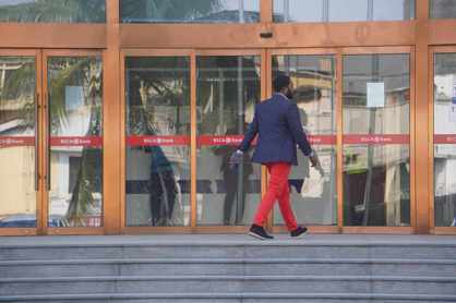 在剛果（布）首都布拉柴維爾，一名顧客走進中剛非洲銀行總部。(新華社)