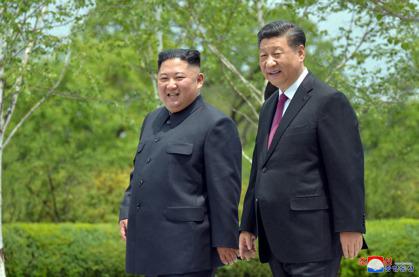 北韓領導人金正恩近日回信中國國家主席習近平感謝。圖為習近平2019年訪問北韓與金正恩散步。(路透資料照片)