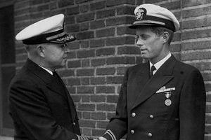 歷劫歸來的甘迺迪，獲頒海軍暨陸戰隊勳章。(John Fitzgerald Kennedy Library)