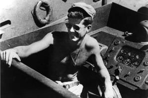 1943年，甘迺迪(右)在索羅門群島出任109號魚雷艇艇長，他帥氣地坐在魚雷艇內。（Getty Images）